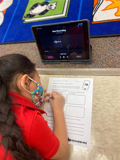 A student used voice memos is sound waves